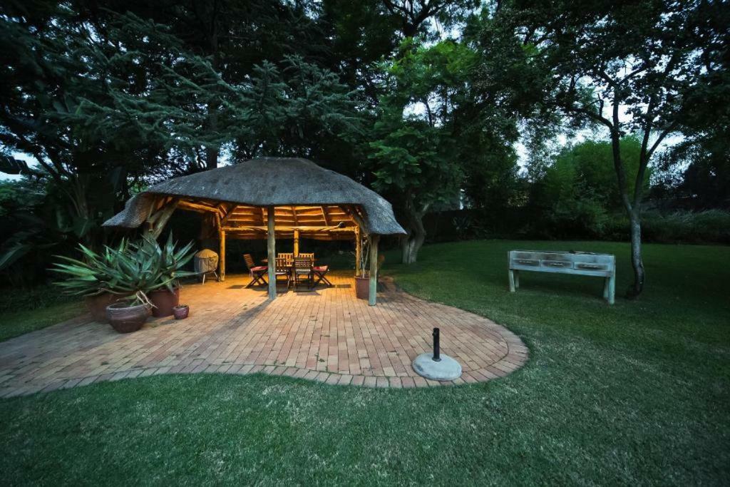 50 On Shepherd Boutique Guest House Sandton Esterno foto